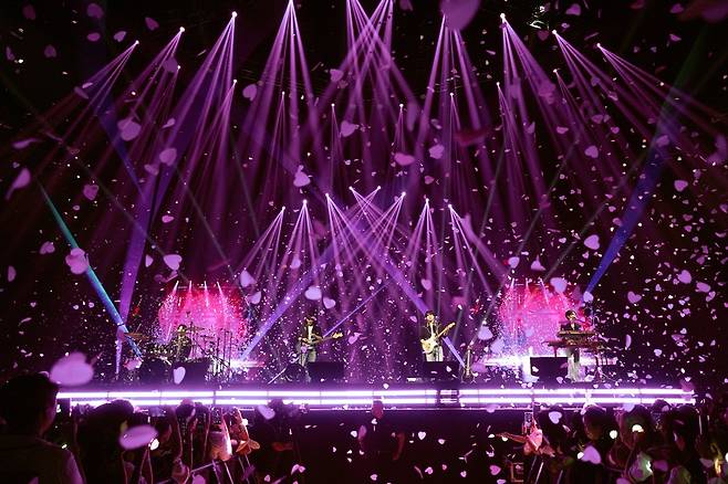 1월31일 데이식스가 말레이시아 쿠알라룸푸르에서 데뷔 10주년 기념 투어 공연을 하고 있다. ⓒJYP엔터테인먼트 제공