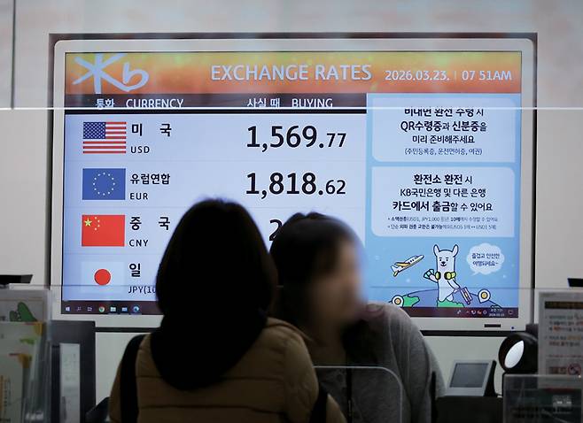 3월23일 인천국제공항 제2여객터미널 출국장의 은행 환전소에 달러화 등 각국 통화 환율이 표시돼 있다. ⓒ연합뉴스
