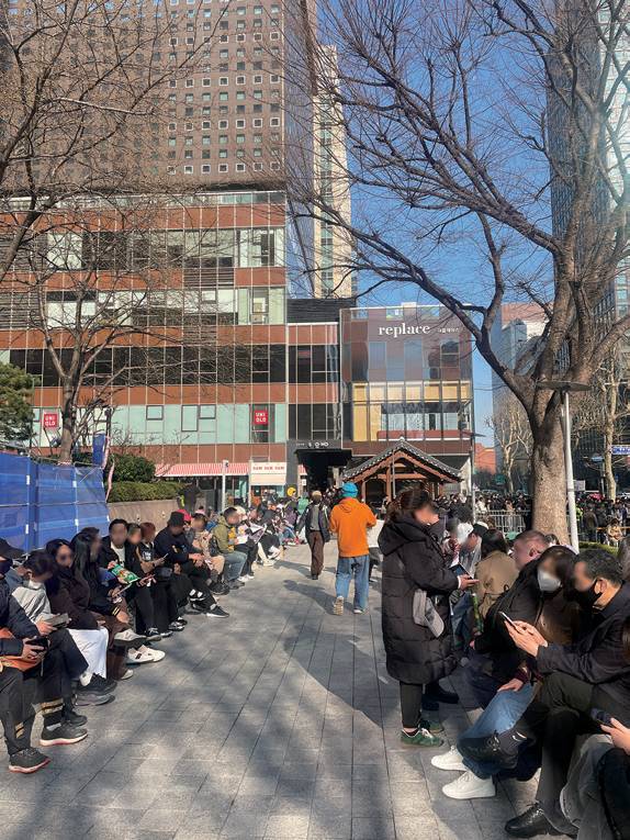 3월21일 서울 광화문광장 BTS 복귀 콘서트 현장 인근 벤치에 팬들이 앉아있다. ⓒ시사저널 이강산