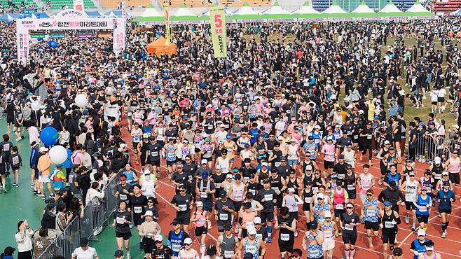 제25회 합천벚꽃 마라톤대회 참가자들이 출발하고 있다. ⓒ합천군 제공