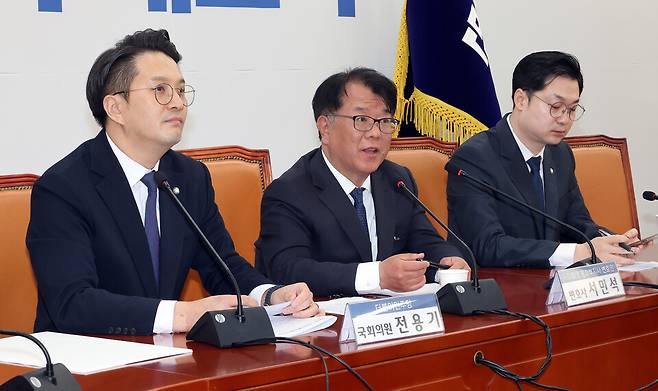 쌍방울 대북송금 사건 당시 이화영 전 경기도 평화부지사 변호인이었던 서민석 변호사가 3월29일 국회에서 당시 박상용 검사와 통화를 한 녹취록을 공개하며 발언하고 있다. 왼쪽부터 더불어민주당 전용기 의원, 전 이화영 평화부지사 변호인 서민석, 김동아 의원. ⓒ연합뉴스