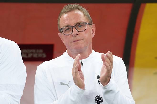 오스트리아 랄프 랑닉 감독이 지난해 10월 루마니아와 원정경기 도중 박수를 치고 있다. 부쿠레슈티｜AP뉴시스