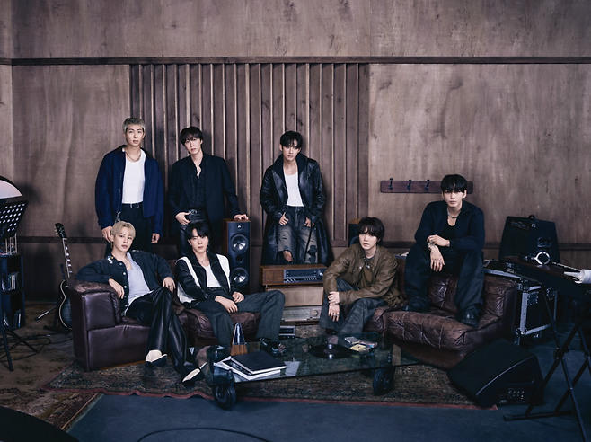 방탄소년단이 컴백 앨범 ‘아리랑’으로 영국과 미국, 일본의 대표 앨범 차트 1위를 동시 석권하는 대기록을 세웠다. ‘아리랑’에 앞서 ‘트리플크라운’을 달성한 음반 역시 방탄소년단의 것으로, 자신의 기록을 다시 한번 경신하며 ‘적수 없는 흥행 질주’를 이어가고 있다. 사진제공 | 빅히트 뮤직