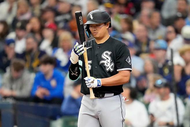 무라카미 무네타카가 30일 미국 위스콘신주 밀워키의 아메리칸 패밀리 필드에서 열린 밀워키 브루어스와 2026 메이저리그 정규리그 원정 경기에서 타석에 들어서고 있다. 밀워키 | AFP연합뉴스