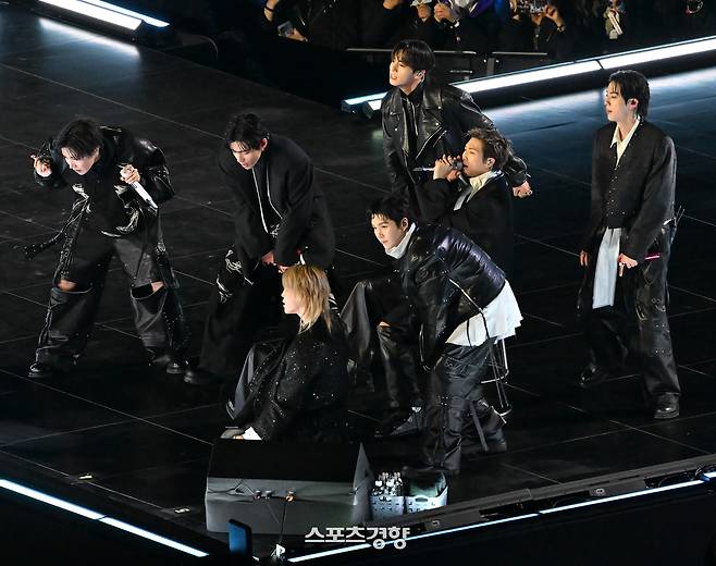 BTS의 RM, 진, 슈가, 제이홉, 지민, 뷔, 정국이 공연을 펼치고 있다. 2026.03.21. =사진공동취재단