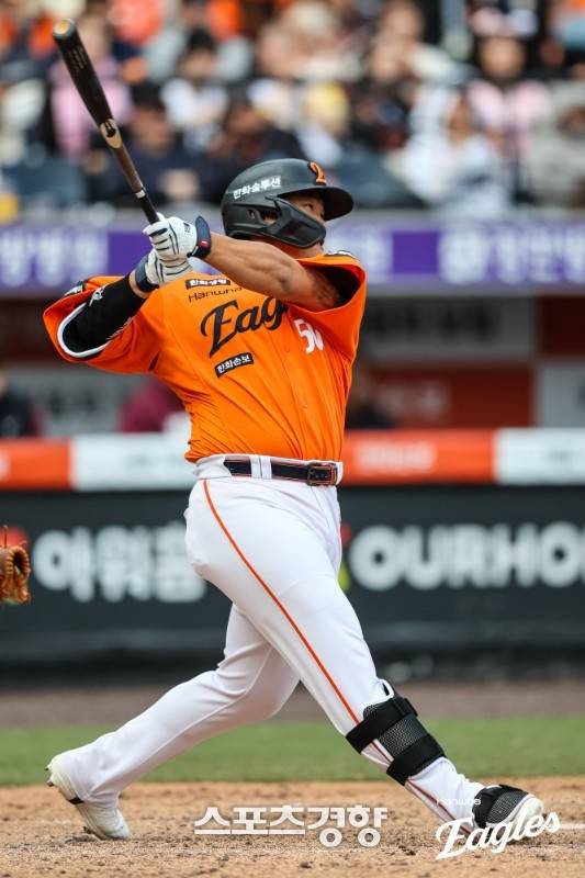 한화 강백호가  지난 29일 대전 한화생명볼파크에서 열린 키움전에서 홈런을 날리고 있다. 한화이글스 제공
