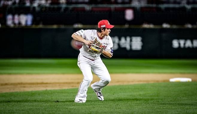 ▲ 마흔의 나이에도 지명타자보다 수비 출전 빈도가 훨씬 더 높은 최정은 KBO리그 역사에서 찾아보기 어려운 전례를 남기고 있다 ⓒSSG랜더스