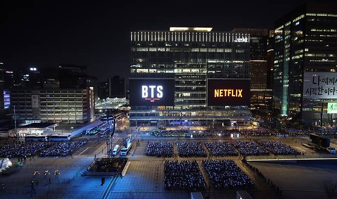 지난 3월 21일 서울 광화문광장에서 BTS(방탄소년단)의 컴백 공연이 열리고 있다. 사진공동취재단
