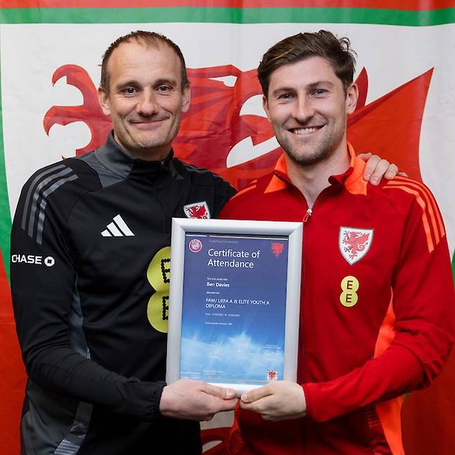 영국 공영방송 BBC가 30일(한국시간) 강등 위기에 처한 토트넘이 새로운 정식 감독으로 데제르비를 원한다고 전하면서 베테랑 벤 데이비스도 단기 임시 감독 후보군에 올랐다고 보도했다.&nbsp;구단은 이고르 투도르 감독과 상호 합의 하에 계약을 종료하기로 결정했다. 또한 토미슬라브 로기치, 리카르도 라냐치 코치도 팀을 떠나게 되었다라며 지난 6주간 팀을 위해 헌신해 준 세 분에게 깊은 감사를 전한다. 아울러 최근 상을 당한 이고르 감독과 가족에게 따뜻한 위로를 보낸다라고 밝혔다.&nbsp;토트넘