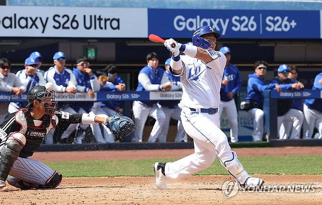 타석에 들어선 최형우 (대구=연합뉴스) 김현태 기자 = 22일 대구 삼성라이온즈파크에서 열린 프로야구 삼성 라이온즈와 LG 트윈스의 시범경기. 삼성 최형우가 타석에서 스윙하고 있다. 2026.3.22 mtkht@yna.co.kr