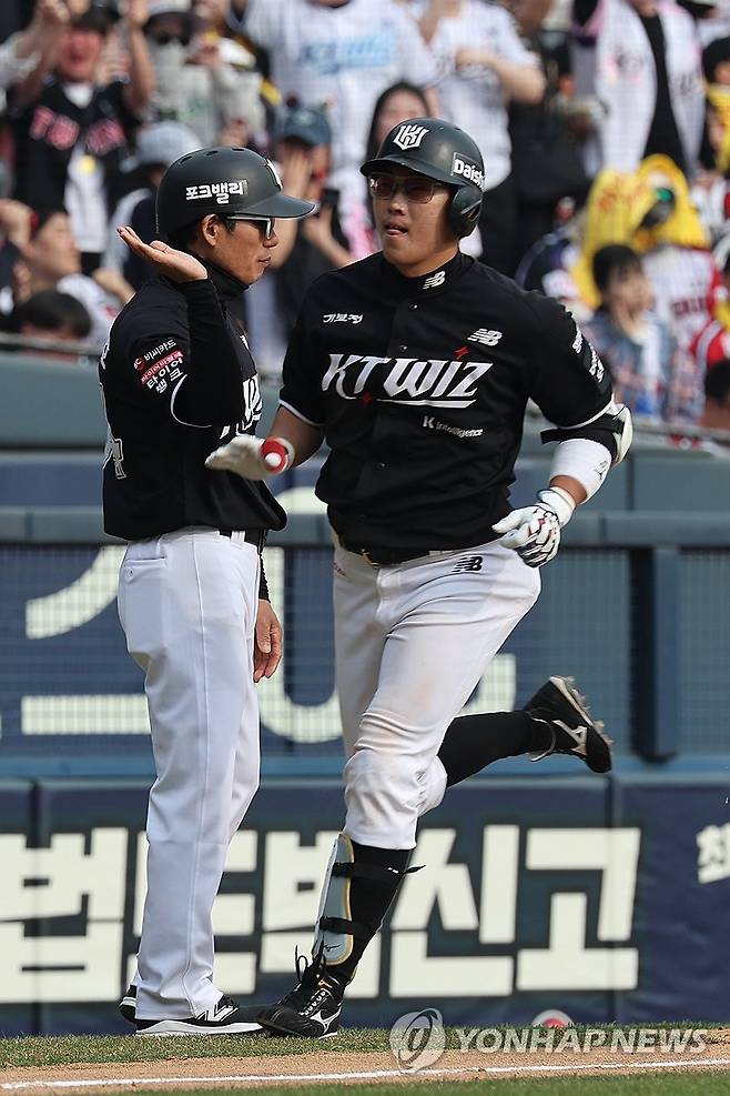 허경민 동점 투런포 (서울=연합뉴스) 서대연 기자 = 29일 서울 송파구 잠실야구장에서 열린 프로야구 2026 KBO리그 kt wiz와 LG 트윈스의 경기.
6회초 2사 1루 kt 허경민이 동점을 만드는 2점 홈런을 친 뒤 기뻐하며 베이스를 돌고 있다. 2026.3.29 dwise@yna.co.kr