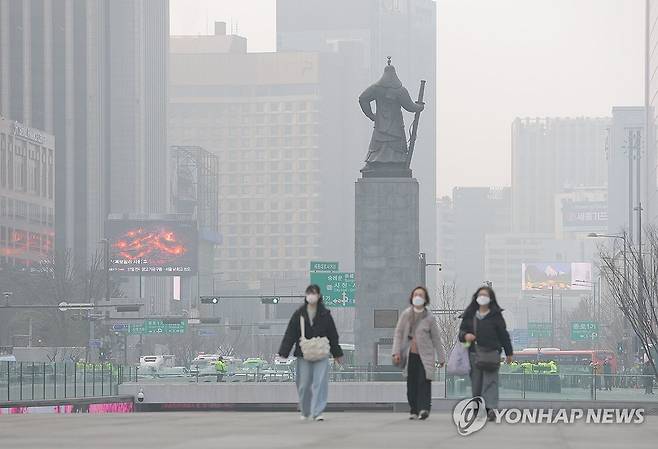 뿌연 광화문광장 (서울=연합뉴스) 류영석 기자 = 미세먼지 농도가 '나쁨' 수준을 보이는 27일 서울 광화문광장 일대가 뿌옇게 보인다. 2026.3.27