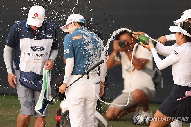 우승 축하 받는 김효주 [게티이미지/AFP=연합뉴스]