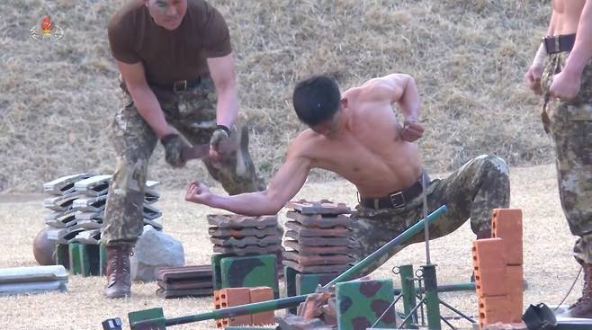 팔뚝에 도끼 내리치는 북한 특수부대원들 (서울=연합뉴스) 김정은 북한 국무위원장이 참관한 가운데 북한 인민군 특수부대원들의 훈련이 진행됐다고 조선중앙TV가 29일 보도했다. 부대원들이 도끼를 팔뚝에 내리치는 방식으로 기왓장을 격파하고 있다. 무딘 도끼를 활용해 초인적 신체단련의 경지를 연출한 것으로 보인다. 2026.3.30 
    [국내에서만 사용가능. 재배포 금지. For Use Only in the Republic of Korea. No Redistribution]
   nkphoto@yna.co.kr