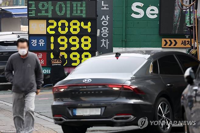 2차 석유 최고가제 시행 첫날…기름값 단숨에 '두 자릿수' 급등 (서울=연합뉴스) 윤동진 기자 = 2차 석유 최고가격제를 실시한 27일 서울의 한 주유소. 유가정보시스템 오피넷에 따르면 이날 오전 9시 기준 전국 주유소 평균 휘발유 가격은 L당 1천830.2원으로 전날보다 10.8원 올랐다. 같은 시각 경유 가격은 1천826.3원으로 10.5원 상승했다. 2026.3.27 mon@yna.co.kr