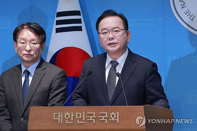 김부겸 전 총리, 대구시장 출마 선언 (서울=연합뉴스) 신현우 기자 = 김부겸 전 국무총리가 30일 국회 소통관에서 대구시장 출마를 선언하고 있다. 2026.3.30 nowwego@yna.co.kr