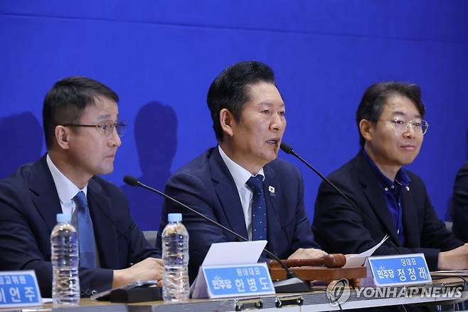 발언하는 정청래 대표 (서울=연합뉴스) 황광모 기자 = 더불어민주당 정청래 대표가 30일 서울 여의도 국회에서 열린 최고위원회의에서 발언하고 있다. 2026.3.30 hkmpooh@yna.co.kr