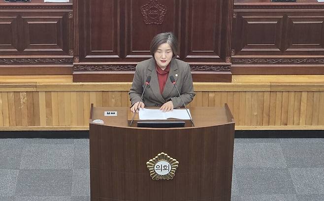 ▲ 이경희 구리시의회 예산결산특별위원장이 30일 열린 본회의에서 구리시 1차 추경안 심사내용을 발표하고 있다. 구리시는 1차 추경에서 특별회계인 통합재정안정화기금의 통합계정에서 260억원을 전입했다.