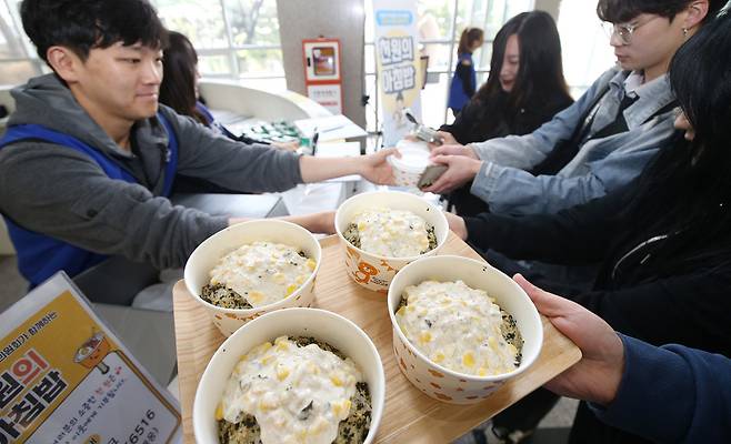 ▲ 31일 인천 동구 재능대학교 로비에서 학생들이 '천원의 아침밥'을 배식받고 있다. /박준엽 수습기자 jun010209@incheonilbo.com