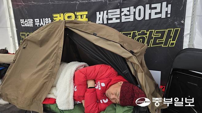 3호선 마두역 일대에서 단식 투쟁 중인 오준환 전 국민의힘 예비후보. 김태훈 기자