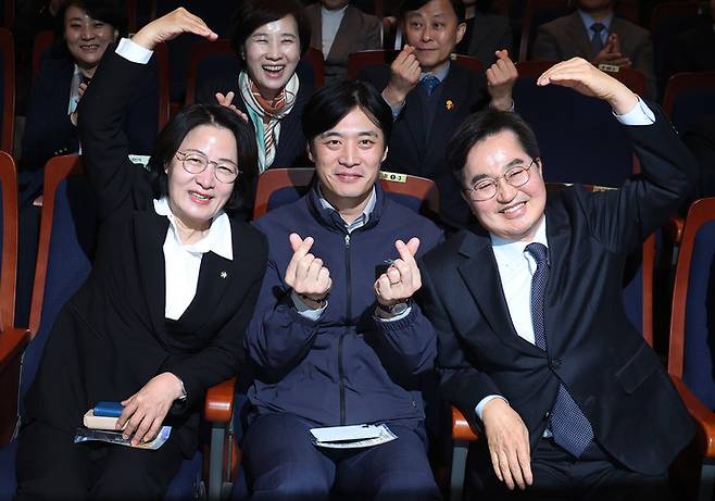 26일 경기도 화성시 수원대학교 벨칸토아트센터에서 열린 '제22회 경기도 사회복지사대회'에서 제9회 전국동시지방선거 더불어민주당 경기도지사 경선 후보들이 포즈를 취하고 있다. 왼쪽부터 추미애, 한준호, 김동연 후보. 연합뉴스