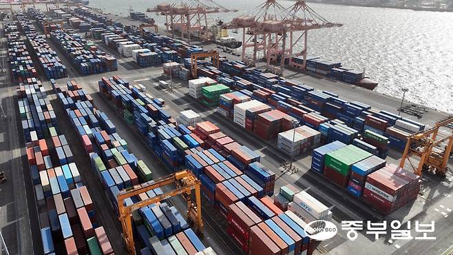 평택항에 컨테이너가 쌓여있는 모습. 사진=중부일보DB