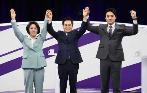 더불어민주당 추미애, 김동연, 한준호 경기도지사 경선후보(왼쪽부터)가 30일 상암동 MBC 신사옥에서 열린 '더불어민주당 경기도지사 후보자 합동토론회'에서 기념촬영을 하고 있다. <연합뉴스>