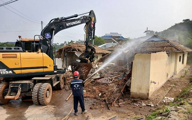 서산시가 지난해 빈집 정비사업을 추진하는 모습(사진=서산시 제공)