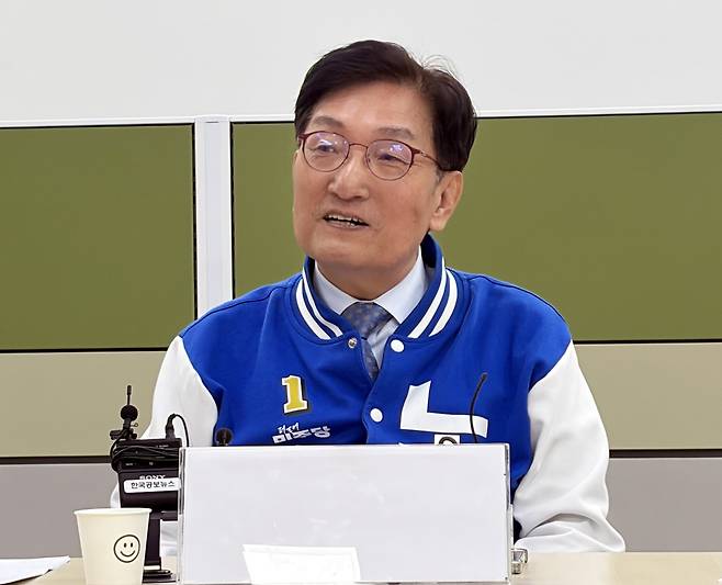 기자들과 대화 나누는 노영민 예비후보 [촬영 전창해 기자] 사진=연합뉴스.&nbsp;