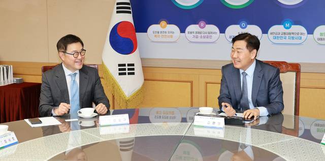 지난 31일 전북특별자치도청 4층 회의실에서 김관영 지사가 신승규 현대자동차그룹 부사장과 만나 새만금 투자협약 이행 현황을 점검하고 지원 방안을 논의하는 간담회를 갖고 있다. 전북자치도 제공