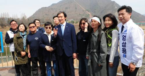 조국혁신당 조국 대표가 29일 영월 덕포시장을 방문해 상인 등과 악수를 나누고 기념촬영을 하고 있다.