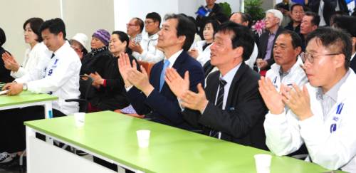 엄삼용 조국혁신당 영월군수 예비 후보 선거사무소 개소식이 29일 영월읍 사무소에서 조국 당대표와 신장식 국회의원, 이종득 도당위원장 권한대행, 영월출신 이숙윤 중앙당 정책위 부의장 등이 참석한 가운데 열렸다.