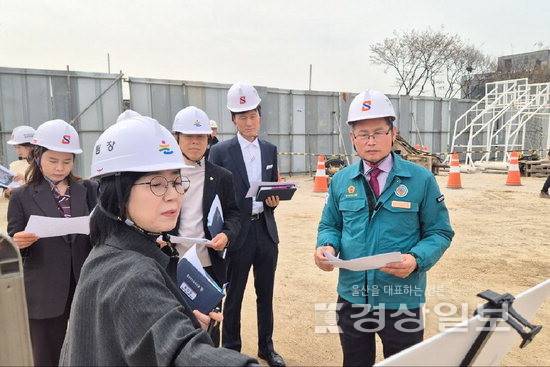 ▲ 울산시의회 문석주 의원이 30일 가칭 약수고 신설 현장에서 주민 불편 대책 등을 점검했다. 시의회 제공