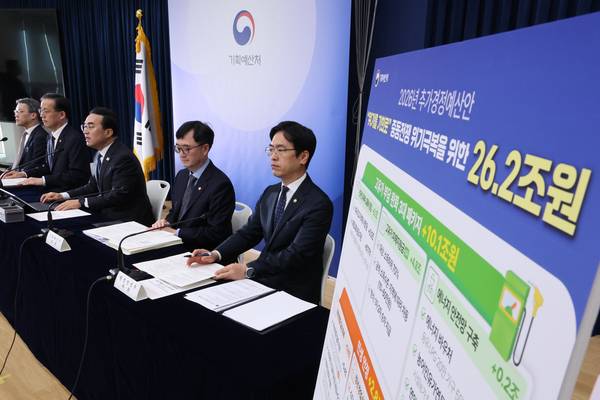 박홍근 기획예산처 장관이 27일 세종시 정부세종청사에서 중동 사태 대응을 위한 2026년도 추가경정 예산안에 대해 브리핑하고 있다. 왼쪽부터 오승철 산업통상부 기획조정실장, 이형일 재정경제부 1차관, 박홍근 기획예산처 장관, 임기근 기획예산처 차관, 김민재 행정안전부 차관. /연합뉴스