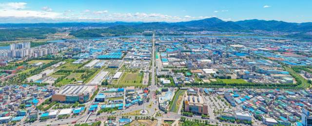 반도체와 방위산업 중심의 16조원대 대규모 투자 유치로 활력을 되찾은 구미국가산업단지 전경. 산단 생산액이 47조원대로 크게 반등한 가운데, 구미시는 기업들의 실적 호조에 힘입어 사상 첫