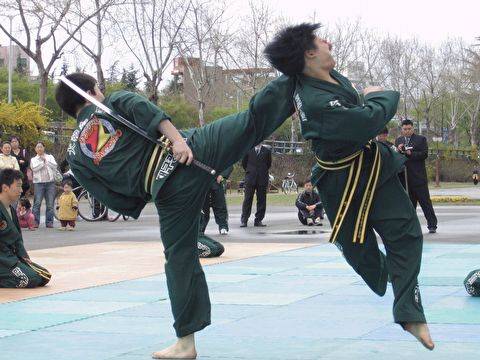 지난 2005년 시범단 활동 당시 대구 신천변에서 시범을 펼치는 서성열(왼쪽)의 모습. 서성열 씨 제공