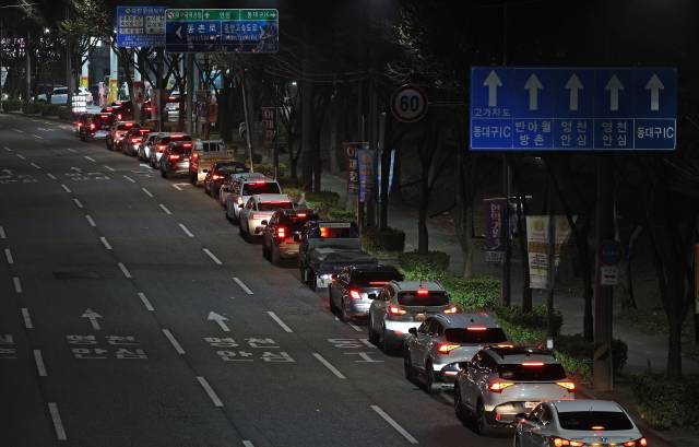 28일 밤 9시 쯤 대구 동구 한 주유소 앞 도로에 기름을 넣으려는 차량들이 줄지어 서 있다. 2차 석유 최고가격제 시행에 따라 휘발유 가격이 2천 원을 곧 넘어설 거라는 전망이 나오면서 값이 오르기 전에 기름을 가득 채우려는 소비자들의 움직임이 주말 동안 이어졌다. 김영진 기자 kyjmaeil@imaeil.com