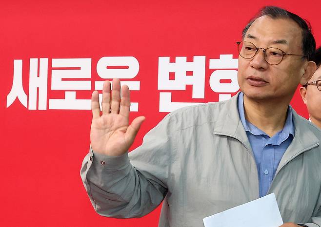 사퇴의사를 밝혔다가 우여곡절 끝에 복귀했던 이정현 국민의힘 공천관리위원장이 결국 31일 중도 사퇴했다. /연합뉴스