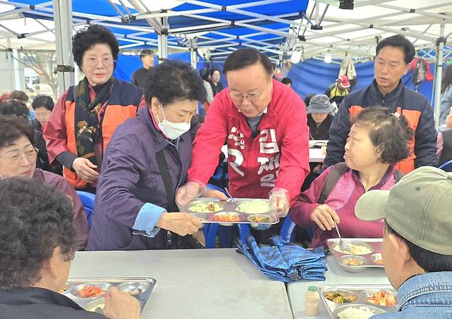 김재원 경북도지사 예비후보가 지난 30일에는 구미시 일원에서 봉사활동을 나서고 있다. /김재원 예비후보 선거사무실 제공