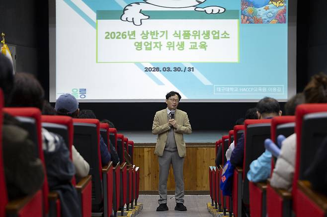 울릉군민회관에서 열린 ‘2026년 상반기 식품위생업소 위생 교육’에서 강사가 영업자들을 대상으로 실무 중심의 위생 수칙을 설명하고 있다. /울릉군 제공