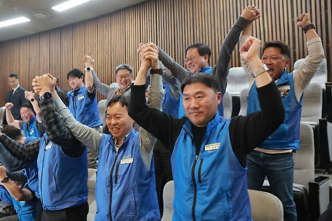 31일 국회에서 열린 3월 임시국회 제3차 본회의에서 공휴일에 관한 법률 일부개정법률안(대안)이 통과되자 대한민국공무원노동조합총연맹 조합원들이 손을 번쩍 들고 있다. 연합뉴스