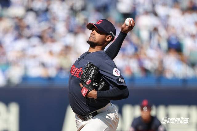 롯데의 외국인 1,2선발 듀오가 올 시즌 맹활약을 예고하고 있다. 지난달 28일 삼성과의 개막전에 등판해 5이닝 무실점 투구를 한 엘빈 로드리게스. 롯데 자이언츠 제공