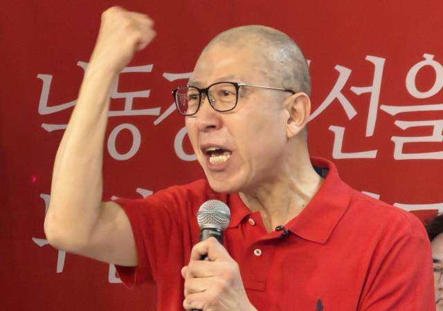 3선에 도전하는 박형준 부산시장이 28일 부산진구 부전동의 한 빌딩에 마련된 경선 사무소 개소식에서 출마 선언을 하며 어퍼컷 세리머니를 하고 있다. 연합뉴스