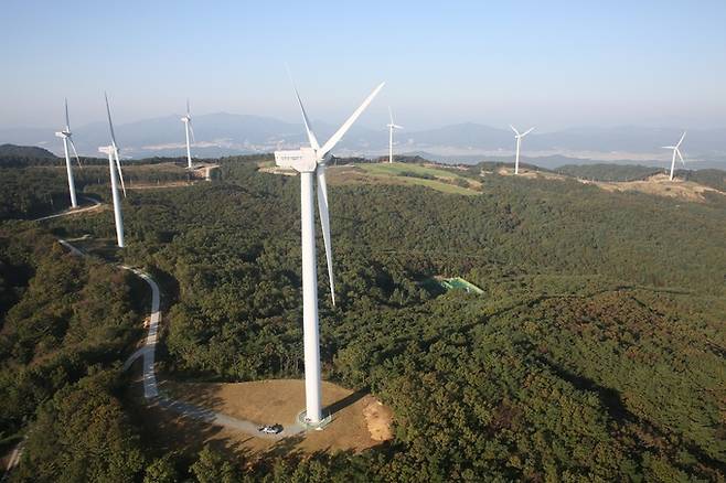 ▲ 경주시가 1일부터 20일까지 풍력발전시설 24기를 대상으로 합동 안전점검을 실시한다. 사진은 경주지역 내 풍력발전시설 전경. 경주시