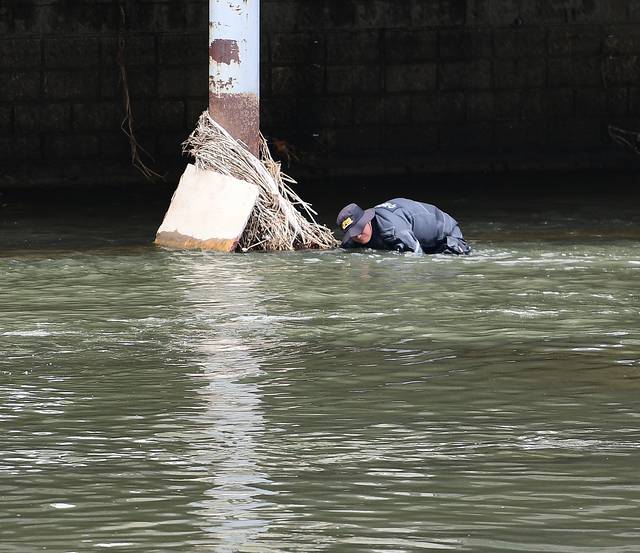 31일 대구 북구 신천(칠성시장 일대)에 시신이 담긴 캐리어가 있다는 신고를 접수받은 경찰이 물속에서 수색을 하고 있다. 김진홍 기자 solmin@idaegu.com