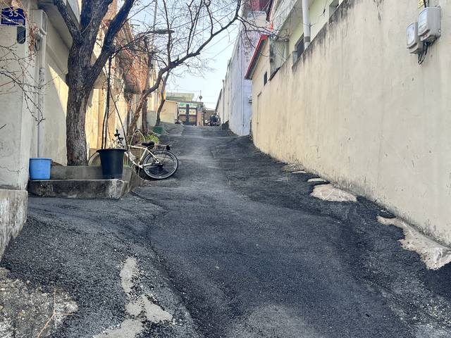 가파른 경사의 골목에 노후화된 기형적인 형태의 주택들이 다닥다닥 붙어 있었다. 김정원 기자