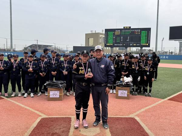 U-12 전국리틀야구대회 결승전 시상식(사진=한국리틀야구연맹)