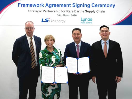 30일 LS전선 싱가포르지사에서 열린 희토류 공급망 구축 관련 협약식에서 구본규 LS전선 대표(오른쪽부터), 이상호 LS에코에너지 대표, 아만다 라카즈(Amanda Lacaze) 라이너스 대표, 크리스 제니(Chris Jenney) 라이너스 영업/시장개발부문 부사장이 기념 촬영을 하고 있다. /LS에코에너지