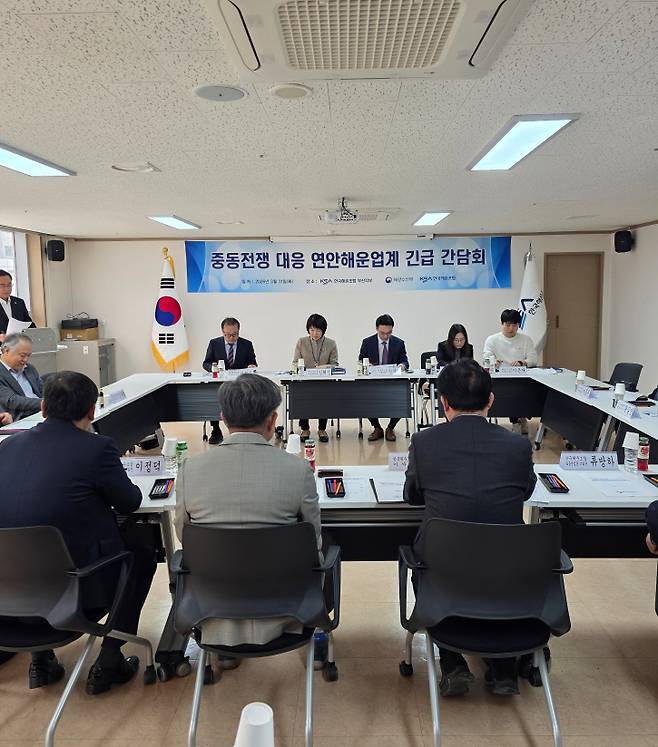 김혜정 해양수산부 해운물류국장이 31일 부산 한국해운조합 부산지부에서 해운조합 임원진, 선사대표와 간담회를 주재하고 있다.(사진제공=해양수산부)