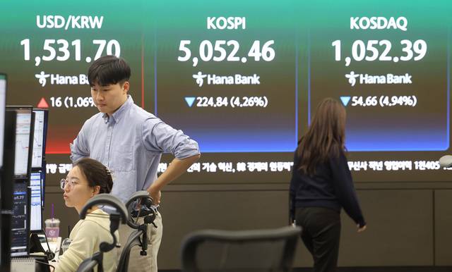 31일 서울 중구 하나은행 딜링룸에서 직원이 업무를 보고 있다. /연합뉴스